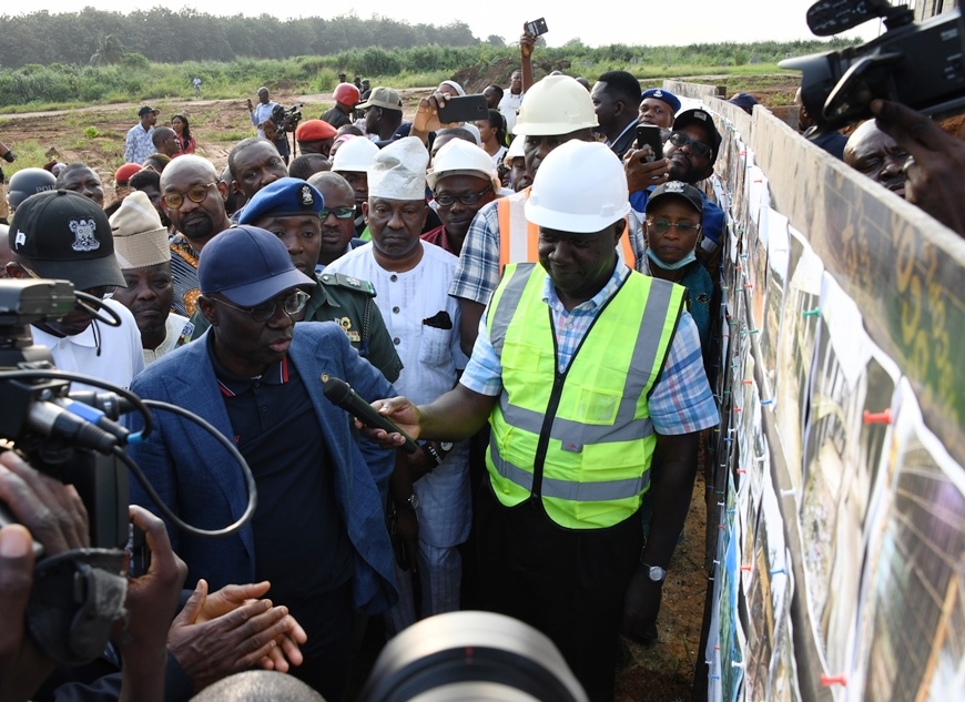 SANWO-OLU DONATES TWO HIGH-CAPACITY BUSES, FAST-SPEED INTERNET TO STUDENTS OF NEWLY UPGRADED LAGOS VARSITY